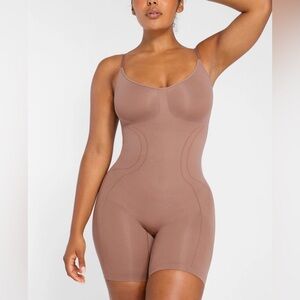 SHAPELLX Shapewear Tummy Control Compression Seamless Body Shaper Top  SZ M/L